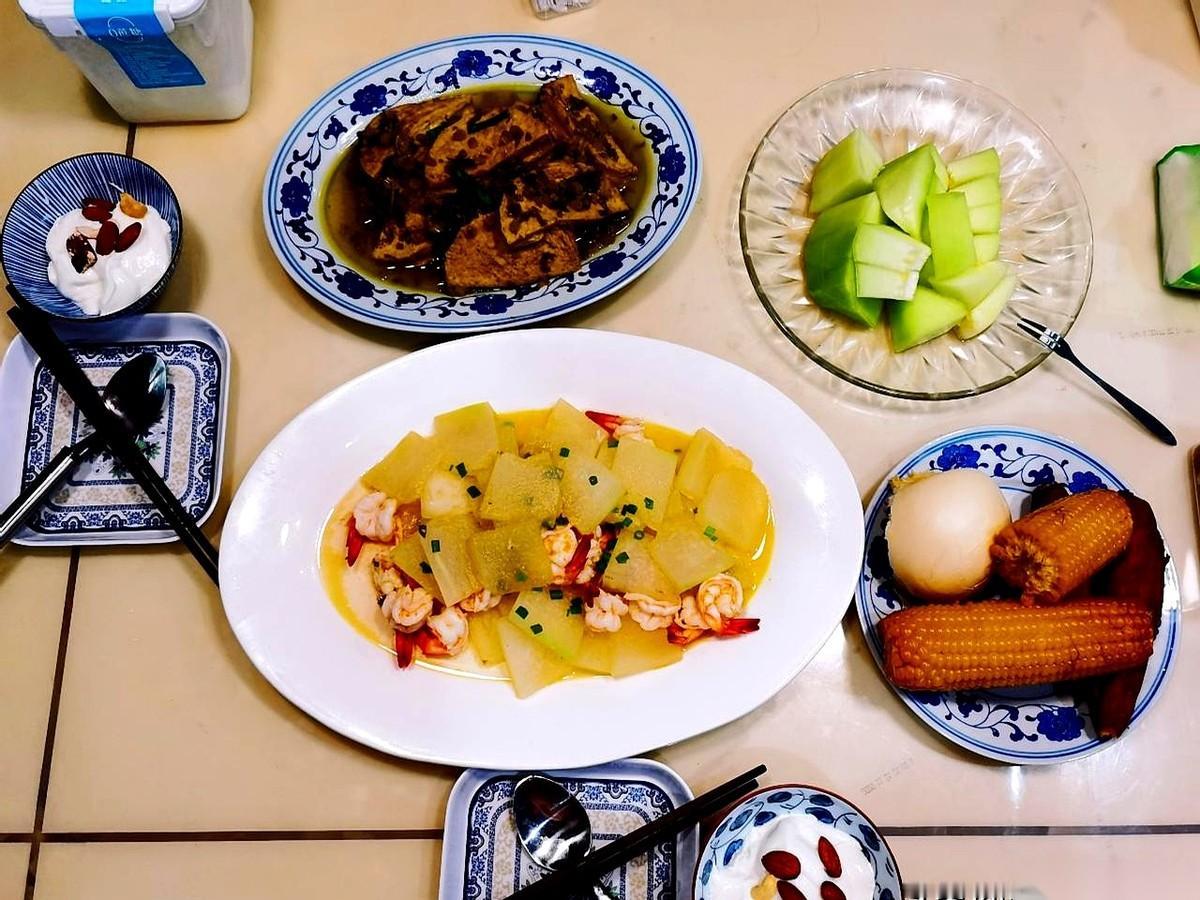 饭菜刚摆上桌，热气还冒着。我瘫在沙发上，等着老婆下班。突然，天花板上的吊灯猛地