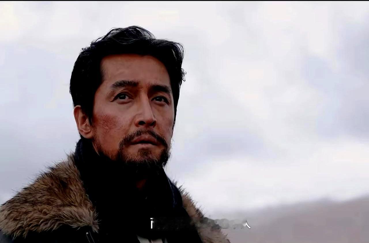 肋骨摔断，胡歌演完这部剧，半个娱乐圈都沉默了。雪崩戏，肋骨直接干断。医生让