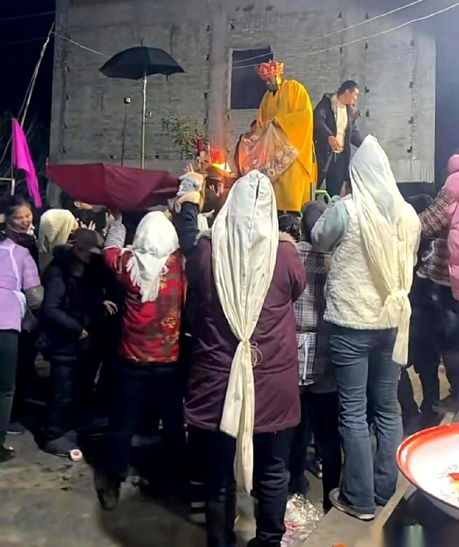 死了四天，身体都硬了，才被邻居从窗户缝里瞅见。撬门进去的时候，儿子儿媳也在。俩