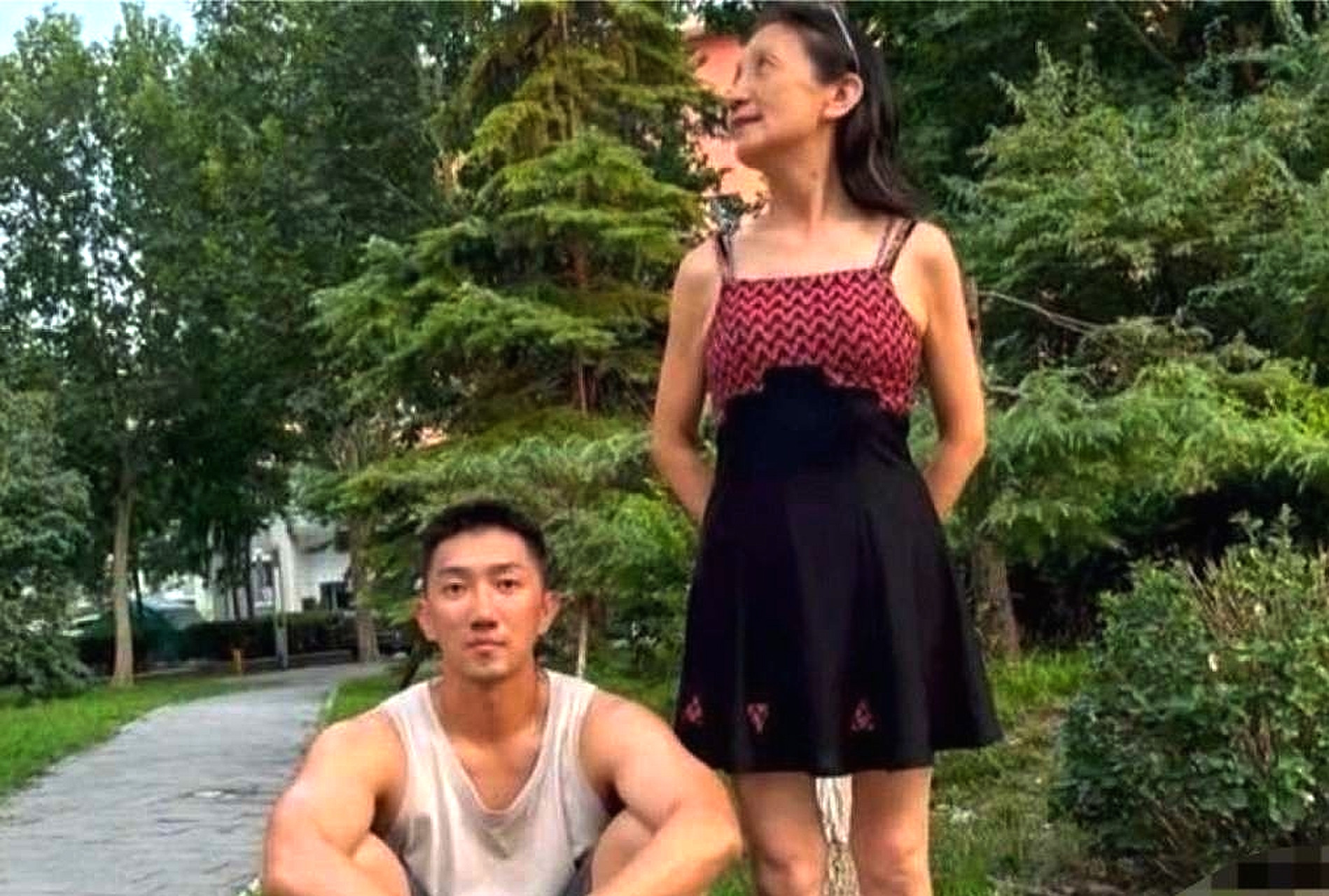 30年前，妈妈和儿子一起合照。30年后，妈妈居然还有这件衣服，她可真是个节约的人