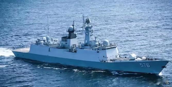 无视美军封锁禁令，4艘中资油轮准备驶出，原来054A护卫舰来撑腰了！这一幕，