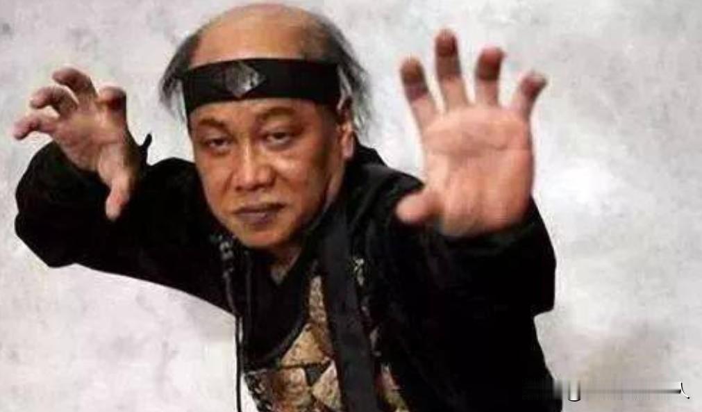 梁小龙被封杀原因曝光！2022年5月，他爆料说：“当年十个人追着我砍，我身中11