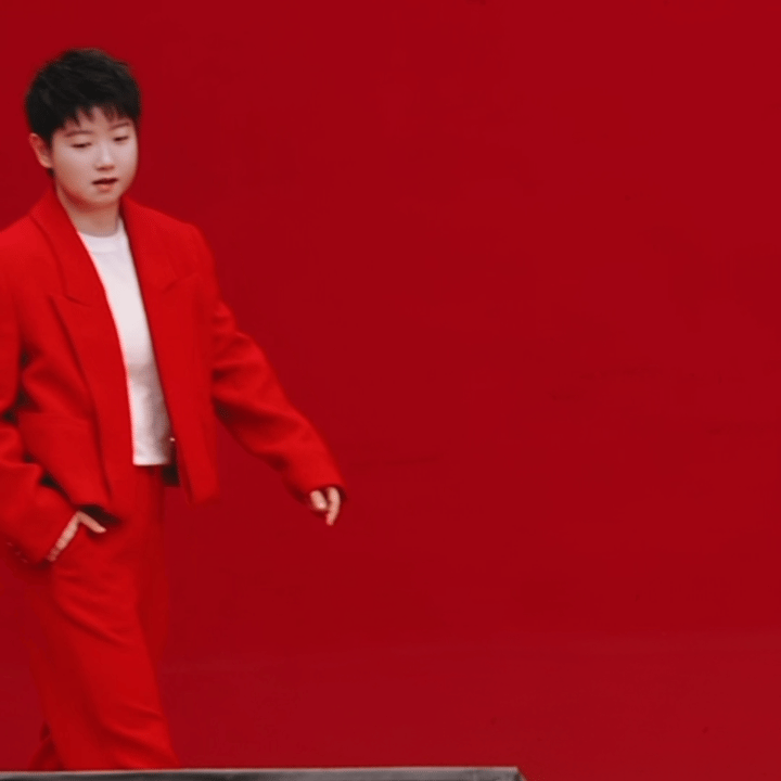 萌帅教主孙颖莎[赞][笑着哭]！又帅又可爱的莎莎，利落短发，红色西装，白色衬衣，