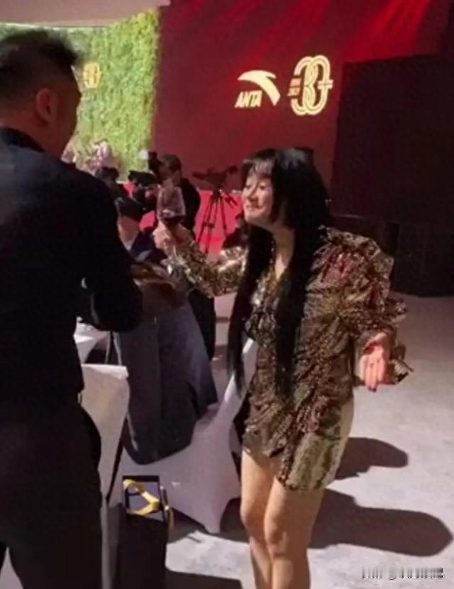 冉莹颖在镜头前笑着说“五天提五次离婚”，那边邹市明正背着2亿债，卖房卖包。你品