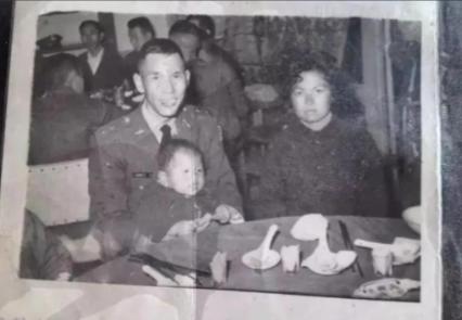 1979年的一天，台湾女孩易若莲，无意中发现了父亲一个隐瞒了30多年的大秘密！她