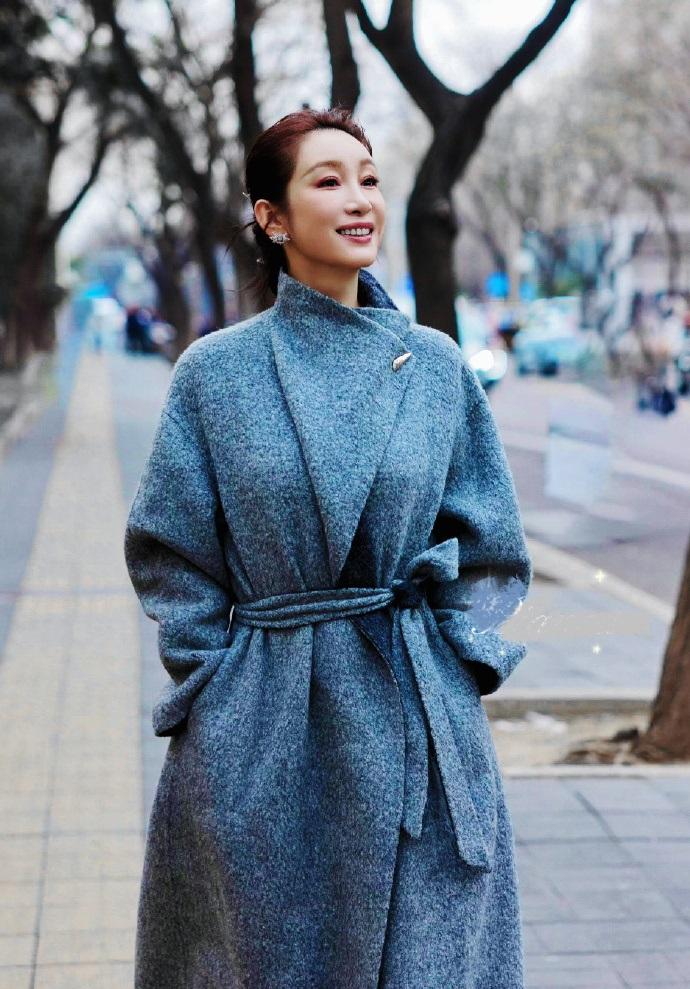 今天秦海璐现身北京，她这次搭配的很简洁，不过看上去非常的有格调，气质也不错。