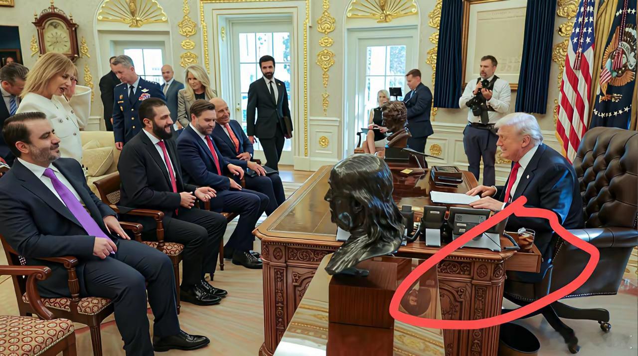 老特这总统桌里藏的冰镇可乐，趁大家不注意整两口