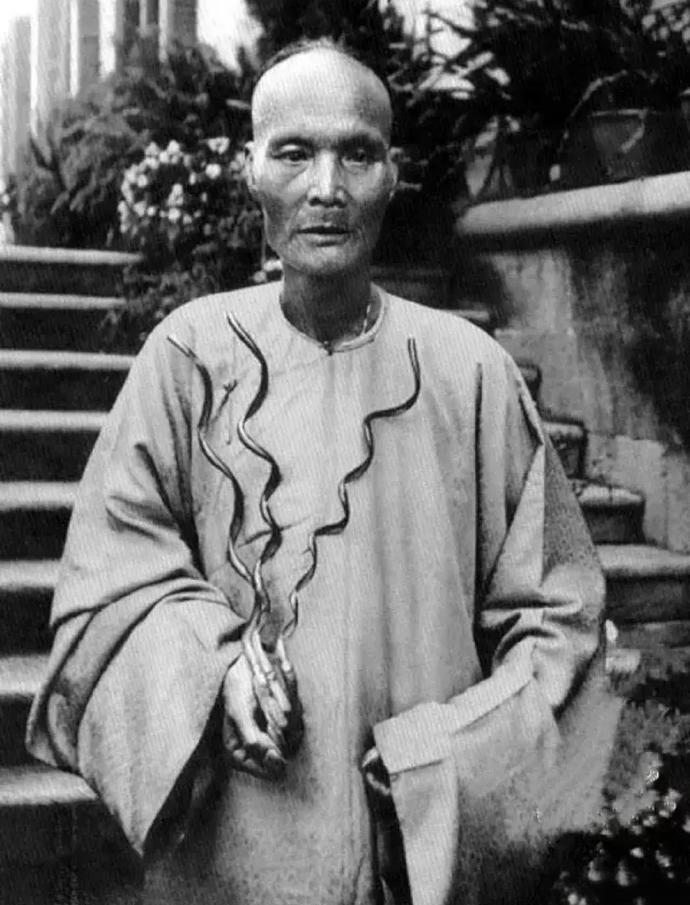 中国古代的人物画像中有一个特点，就是男性士大夫都长着一双芊芊玉手，留着长长的指甲