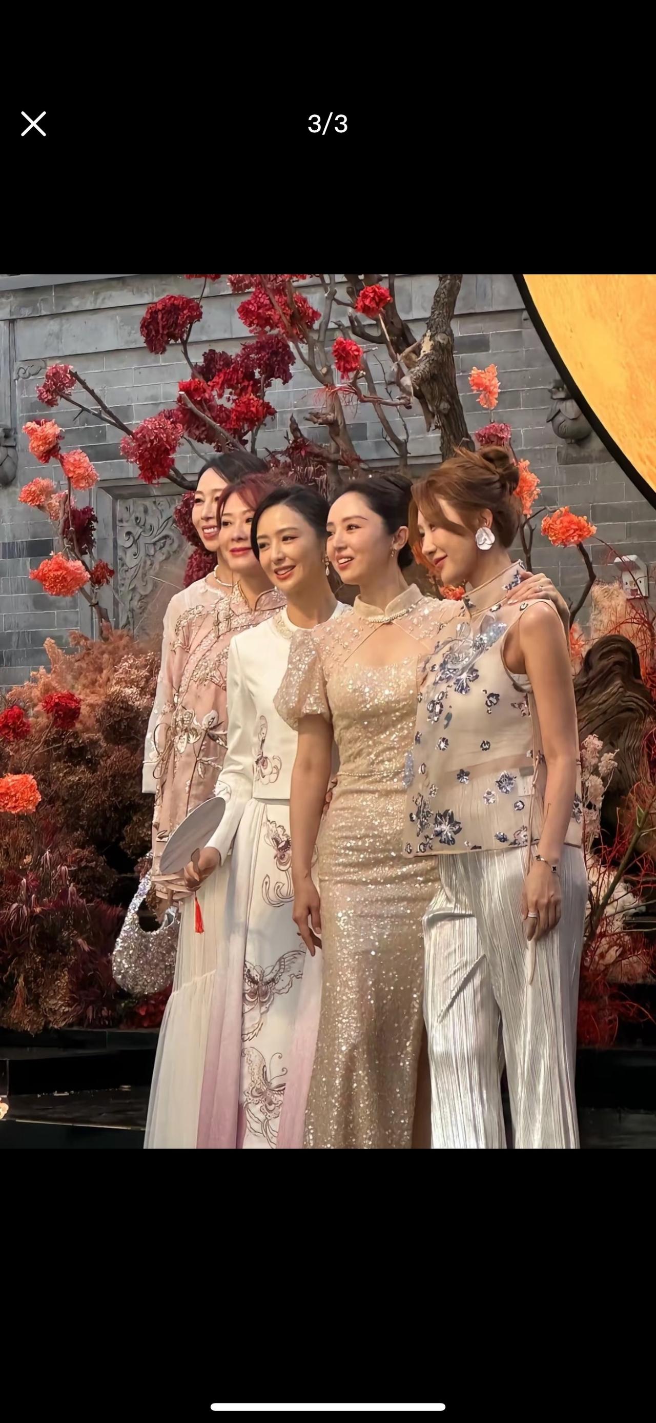 董璇结婚现场照片曝光，新娘子董璇没穿婚纱，穿了一件亮片礼裙，看上去也是温婉大气。