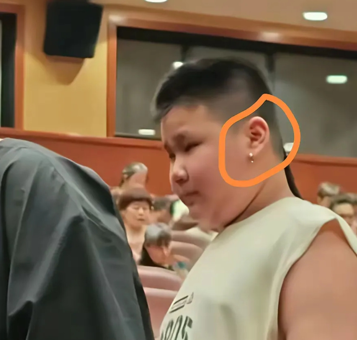 郭汾阳留小辫，我可以理解，郭汾阳不注重礼节，我也可以理解，但我始终理解不