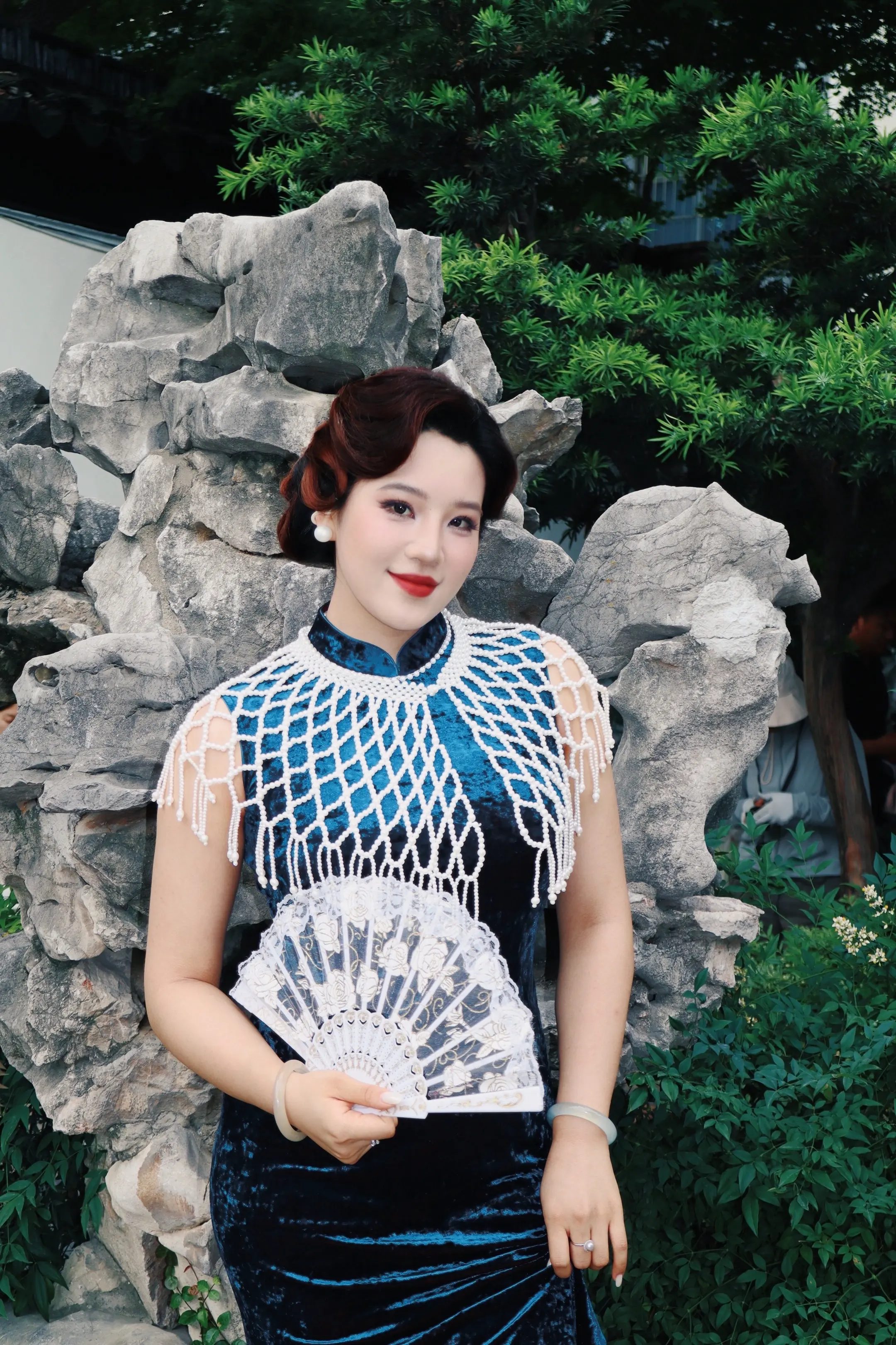 中国女人穿旗袍。回复  帮我选选封面，闺蜜们