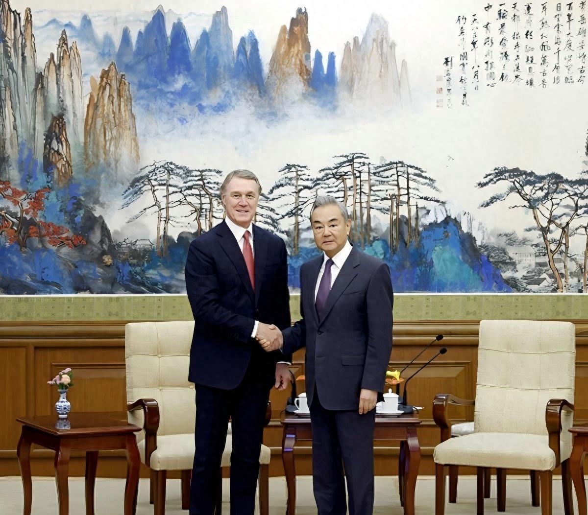 中美：不是不见而是待见。王毅会见美国新任驻华大使这事一上热搜，这么大规格的对待，