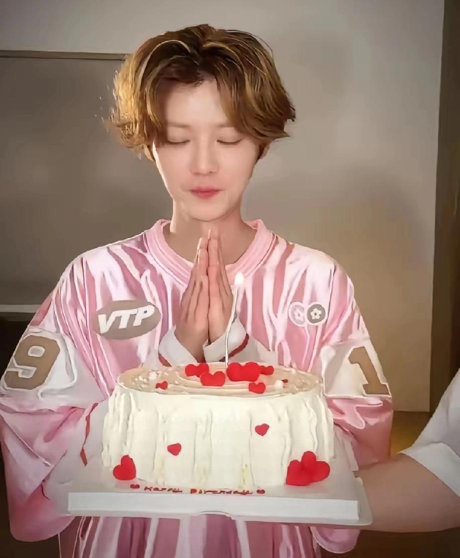 鹿晗36岁生日！陈赫零点卡点发视频，跑男铁三角11年友情太好哭