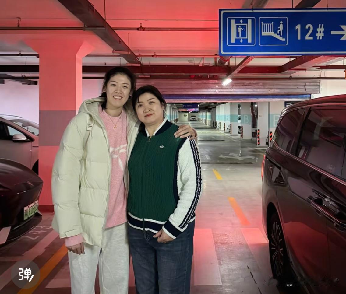 李盈莹出发了！今天凌晨，从北京机场✈️意大利米兰俱乐部，妈妈和爸爸专车送李盈莹，