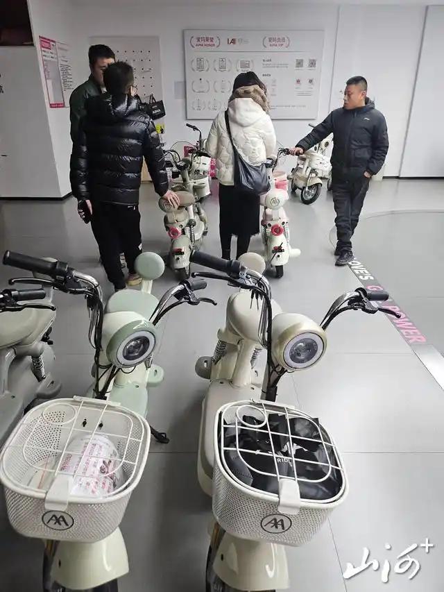 新国标电动车的限速有利有弊。好的是速度慢下来后，那些非法禁运的电动车，在路上横冲