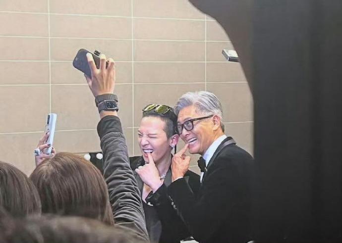 周润发权志龙合照周润发权志龙后台合影惊喜同框刷屏！周润发与权志龙后台温馨合影，