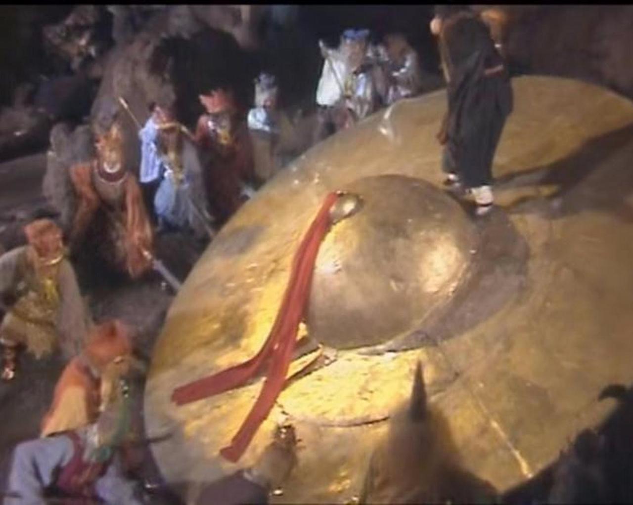 西游记小雷音寺那一关，里头有个细节越想越不对劲。孙悟空被困在金铙里，他先是变大想