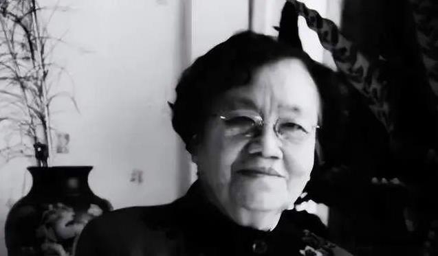 1940年，地下党康乃尔正在茶楼玩牌，一军统美女突然拍了拍他的肩膀，使了个眼色说