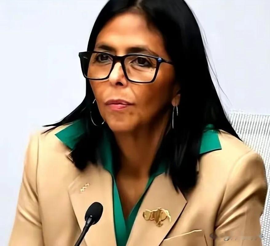 委内瑞拉上演了最魔幻的一幕。那个上台后推动石油收入由美方托管、开放油气合作，