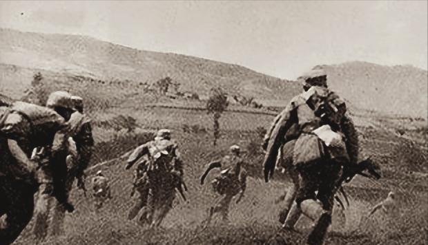 抗战中，八路军伏兵神头岭，日军到路口忽然停下，派出骑兵搜索。周希汉一看，暗叫不好