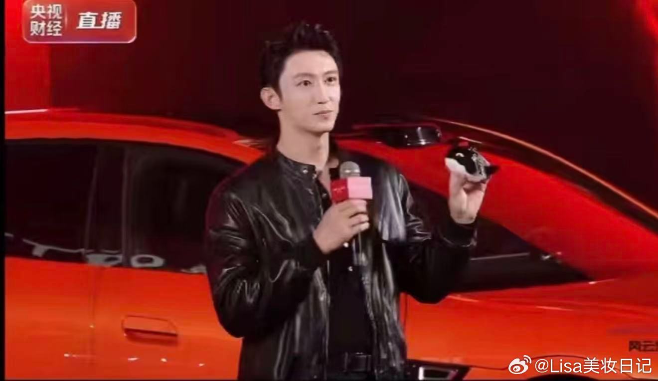 谁又给黄景瑜开美颜了看到直播后的黄景瑜我沉默了。谁给他开的美颜？小头大眼瘦脸全