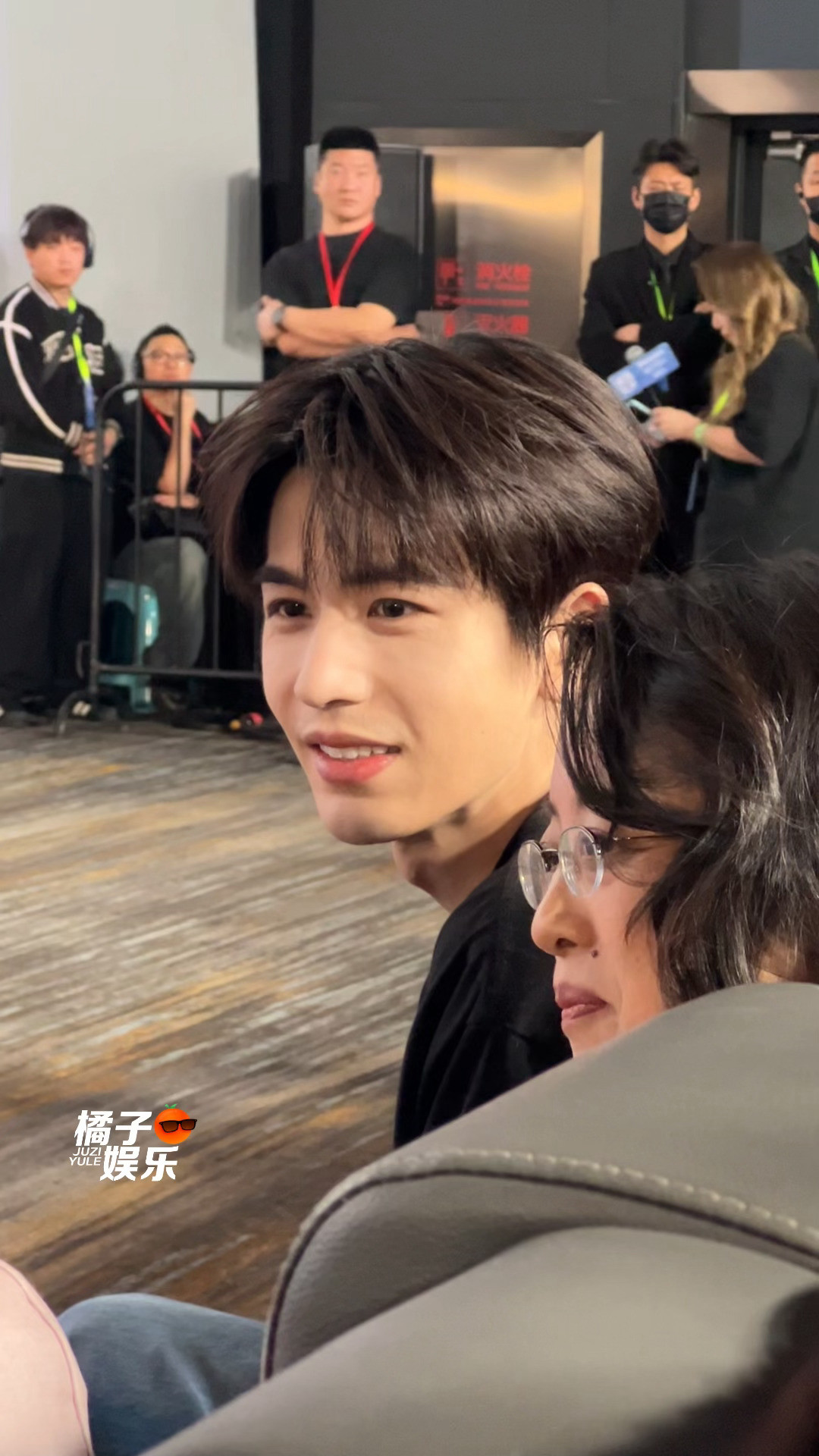 抓到一个笑着聊天的张凌赫🥰🥰🥰笑着聊天的张凌赫