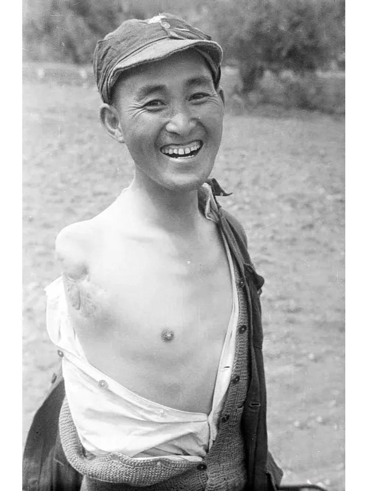 独臂将军左齐：左手撑起山河，一生写尽传奇！​​谁能想到，一位失去右臂的将军，