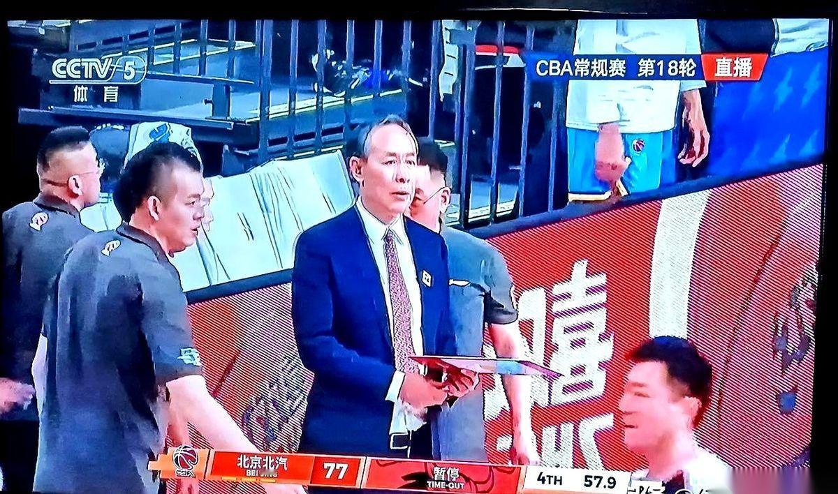 真的看呆了。那两个球，空得像凌晨四点的马路。真的，防守人离他八丈远，别说投篮了