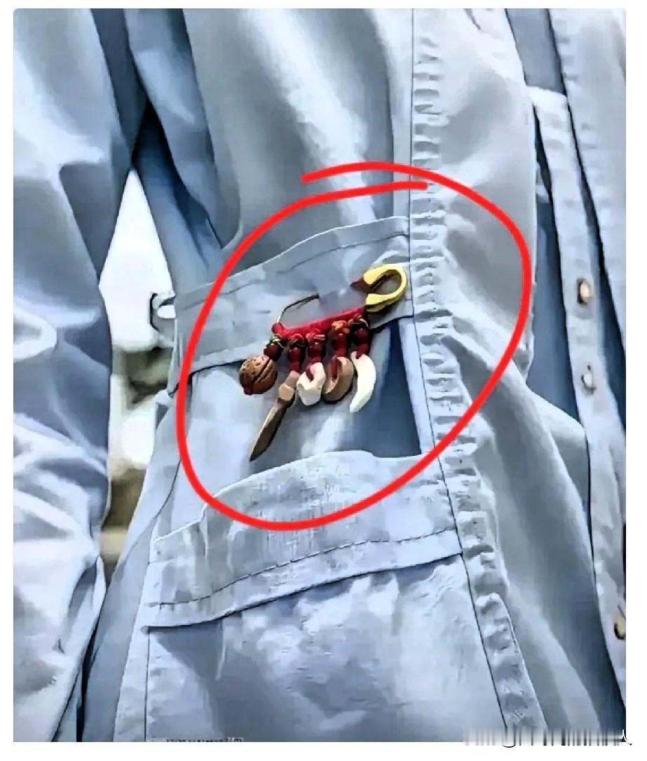 搞不明白了！山东青岛一位男子在医院打点滴时，一位女护士一边给他输液，一边忙着给