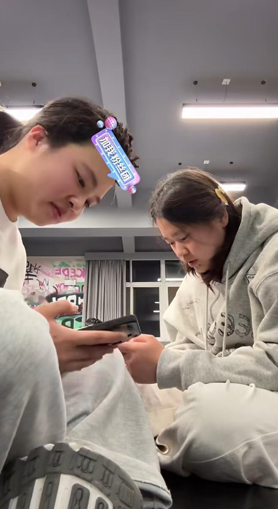 全红婵戴发卡，穿粉色鞋子，说话成熟了不少，称不怕黑粉攻击!2月26日，全红婵