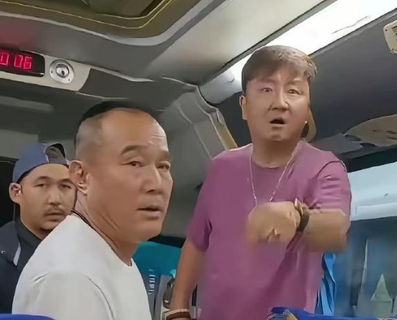 本事同根生相煎何太急，一群老乡到泰国旅游的时候，遭到导游的威胁，必须消费。现在