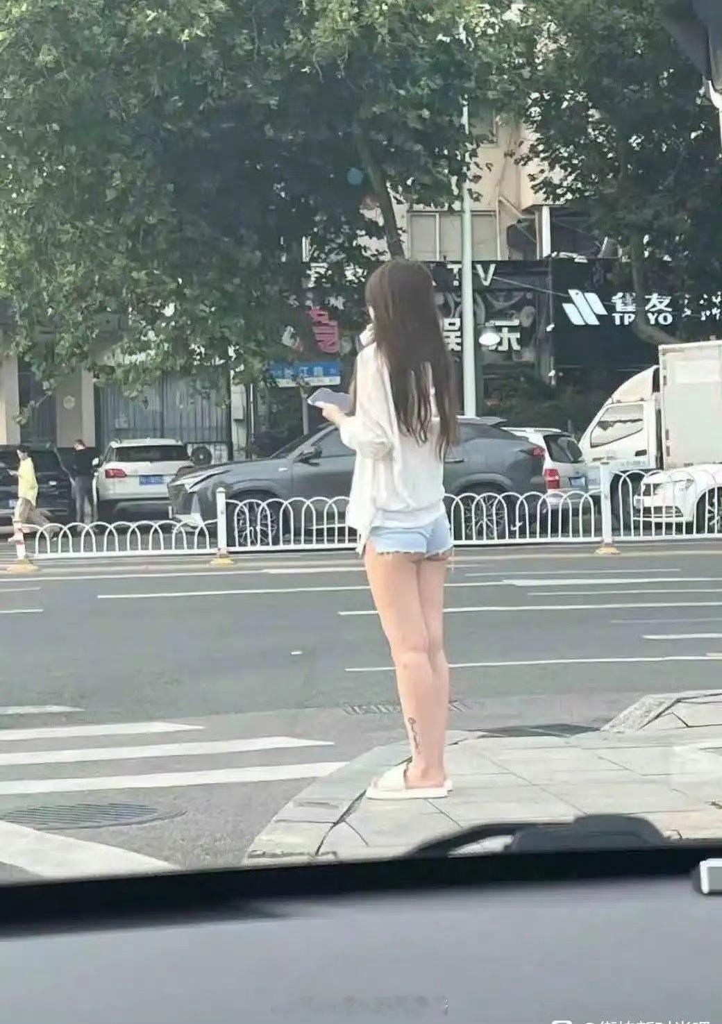 这种穿搭真的好看吗，是我跟不上潮流了吗？​​​