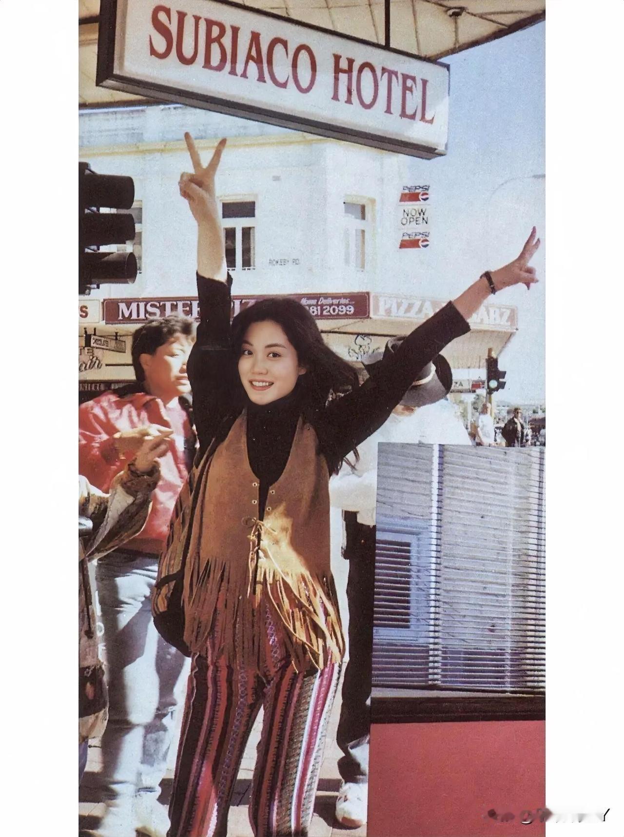 这是王菲在美国留学期间的一张留影，拍摄于1991年。那时候王菲22岁，笑容迷人，