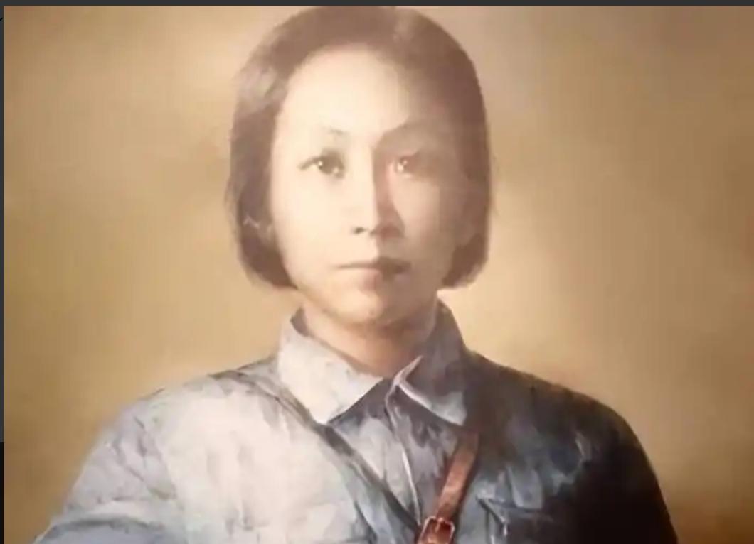 灌完辣椒水，敌人拍了拍她鼓胀的肚子，笑着说“再灌点”，然后抄起棍子猛击下去。