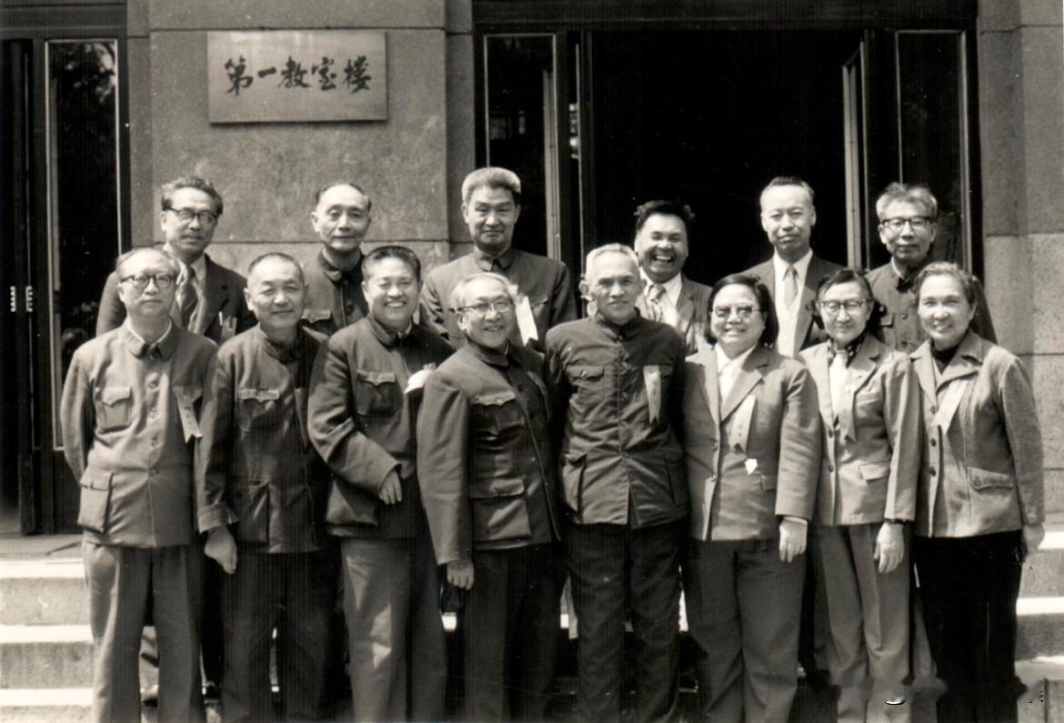 1986年，清华大学迎来建校75周年校庆，社会学系的校友们从全国各地重返母校，在
