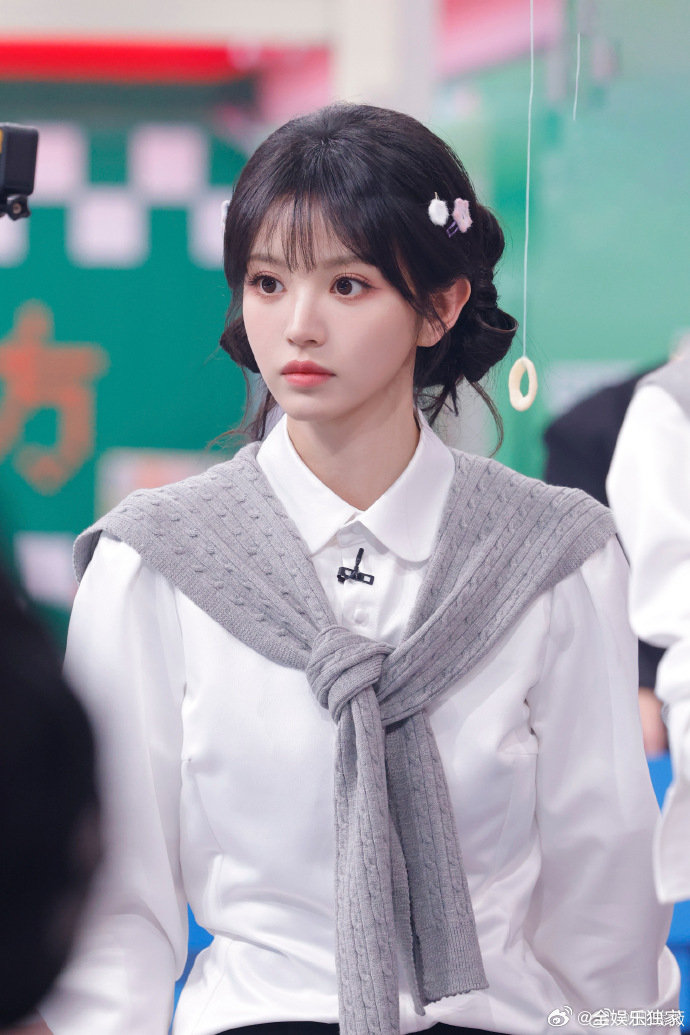 田曦薇跳高好有力量美跳高动作一气呵成，田曦薇弹跳力出众，有劲又不失灵动，越看越