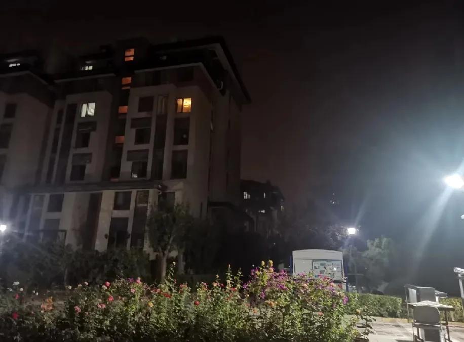 昨晚去婶子家，撞见表妹蜷在沙发上刷行测，保温杯里泡的枸杞都快焖出褶子了。“