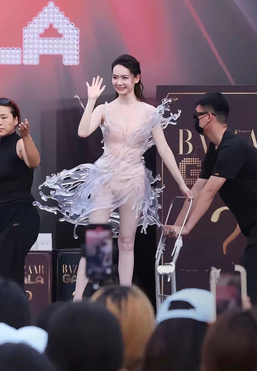 戚薇，应该是内娱最勇吧，超级玩家芭莎之夜，穿着一件透明的3D打印水花裙，被工作人员的推着走红毯。这出