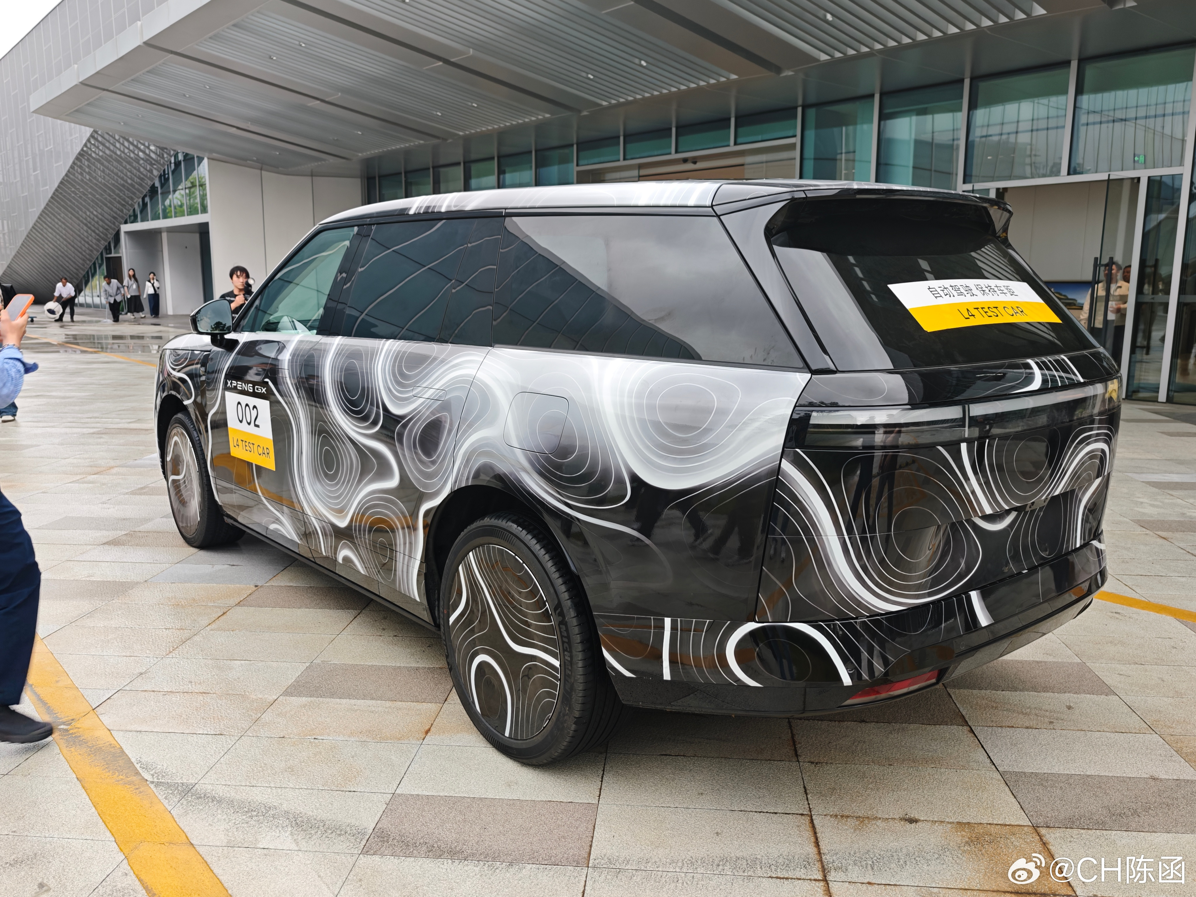 太会了！太会了！媒体活动刚结束，“大湾区路虎”——小鹏GX伪装车就停在门口了。内