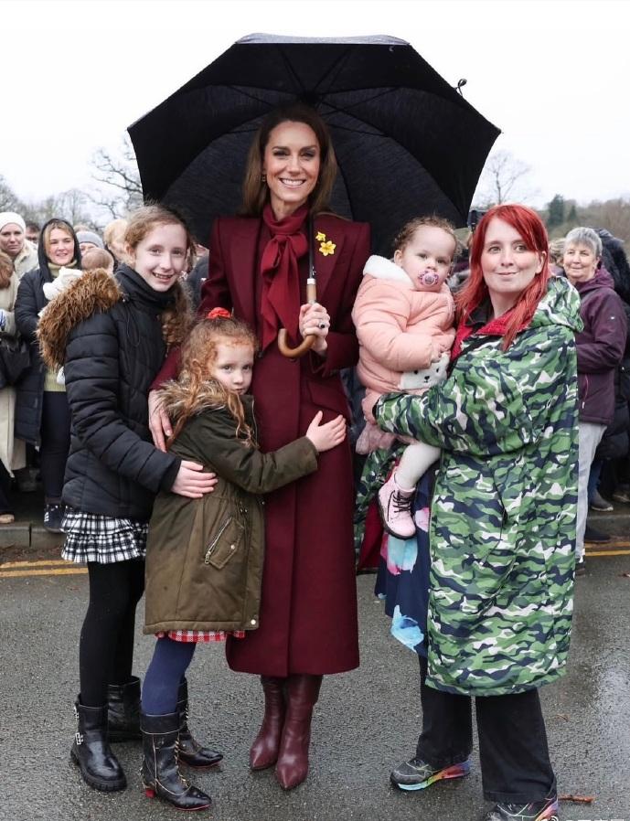 看到威廉王储和凯特王妃和孩子们互动的这组照片，实在忍不住分享一下，太有爱了！这