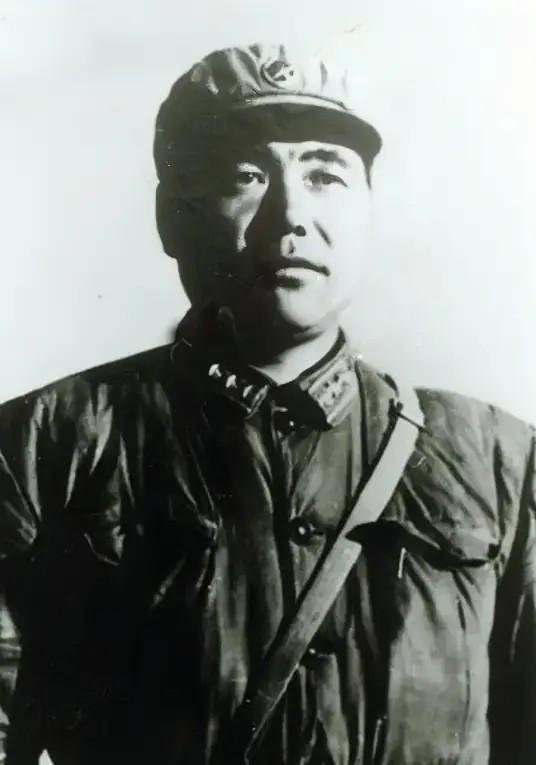1967年，深夜，战斗英雄郭兴福泪流满面，亲手掐死两个儿子和一个女儿，随后与妻子