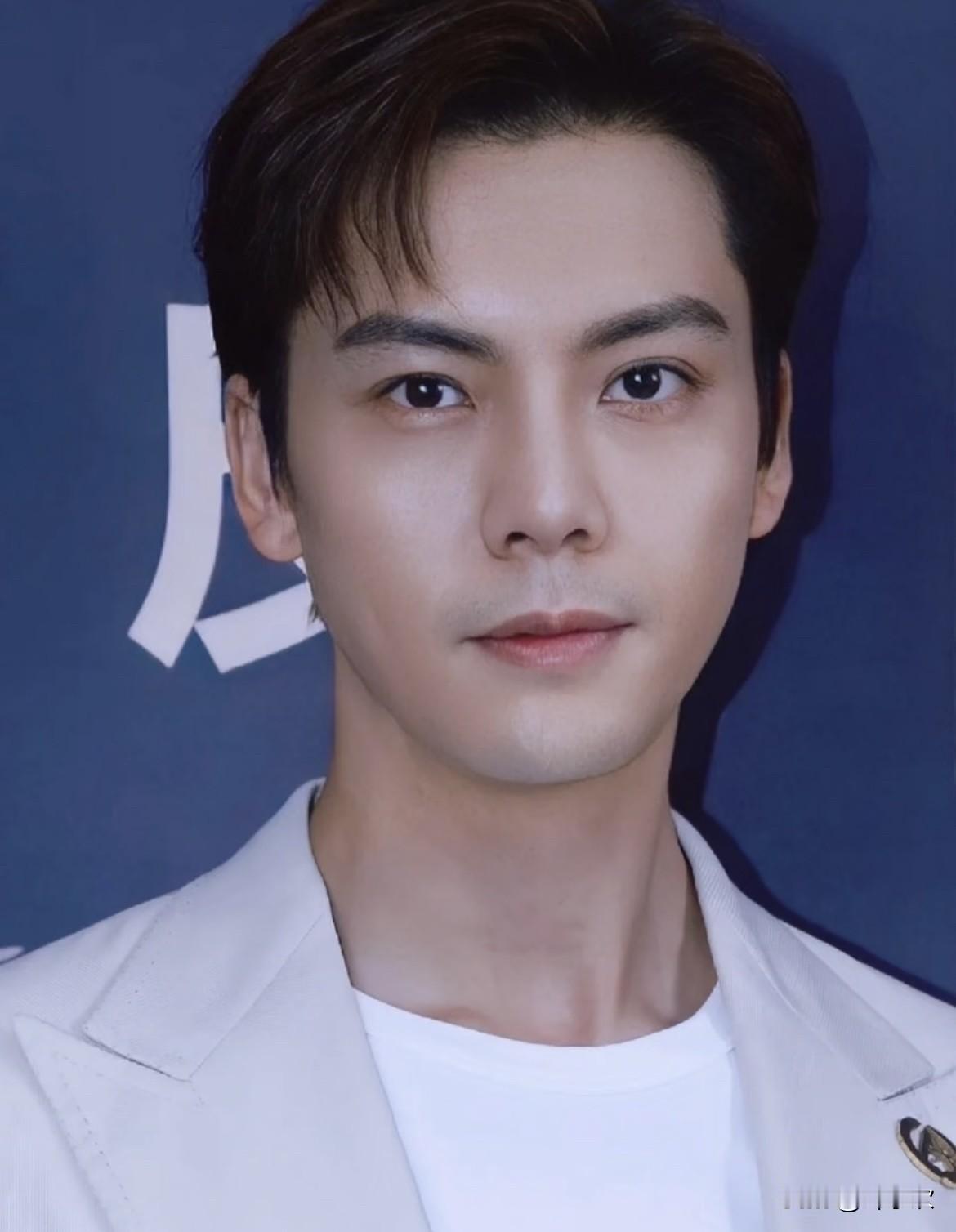 现在最开心的应该是陈伟霆吧，不是因为何穗给他生了个儿子，也不是因为新剧爆红，