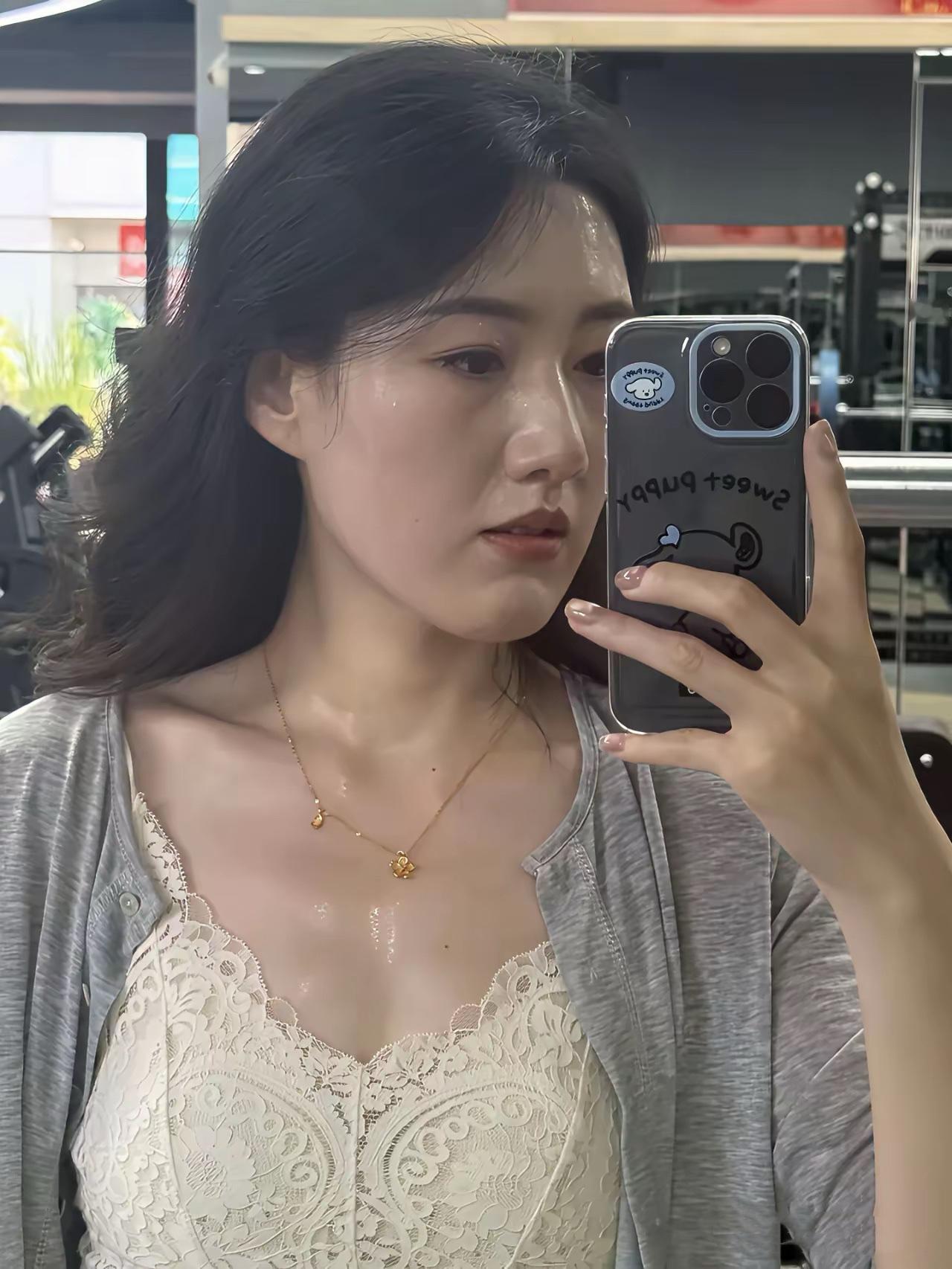 我敢打赌姐姐年轻的时候一定也是个万人迷，一定有很多人追求吧，上了年龄了还是这么的