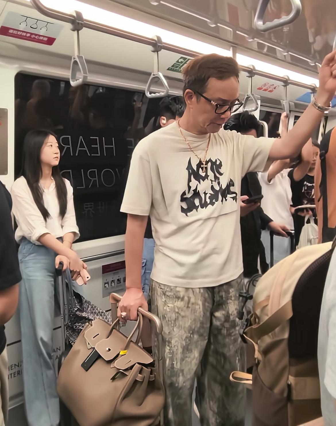 前上海首富周正毅这操作属实有些“另类”了，手拿10多万的爱马仕包包，居然不坐劳斯