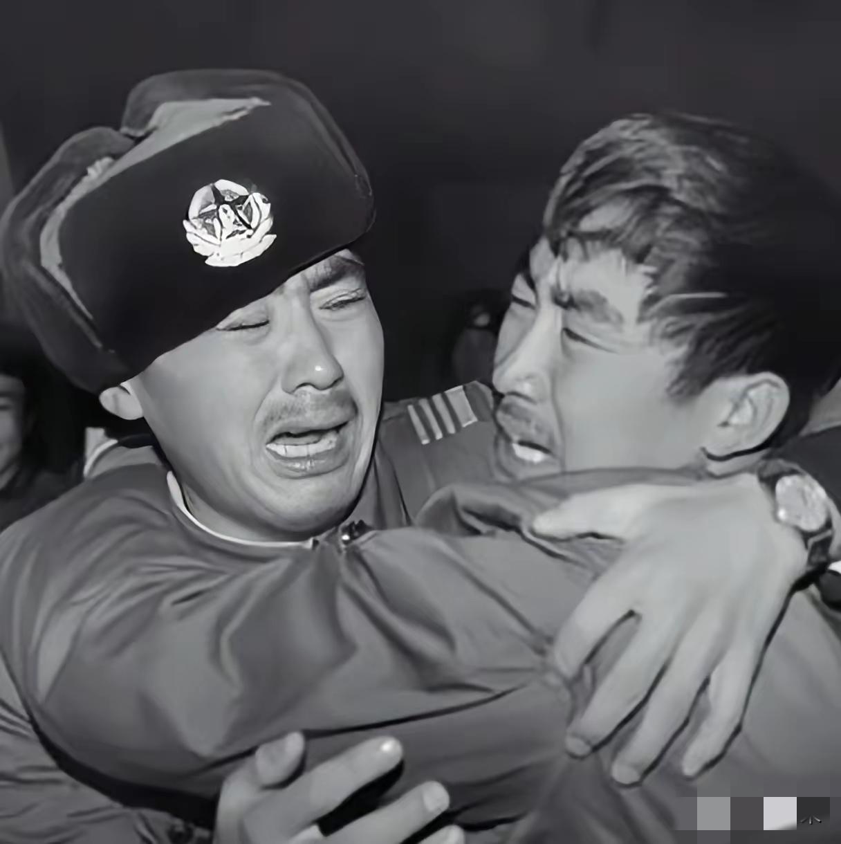 从老山前线凯旋归来的列车停在辽宁凤城火车站时，一对双胞胎兄弟相拥而泣。​哥哥徐