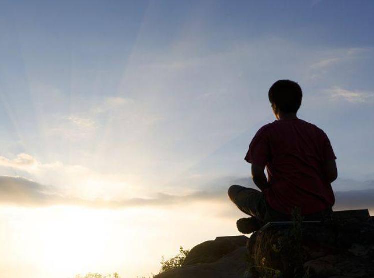 人生在世，受物欲所蒙蔽，心不能靜、常被物擾。都市里人来人往，吵吵