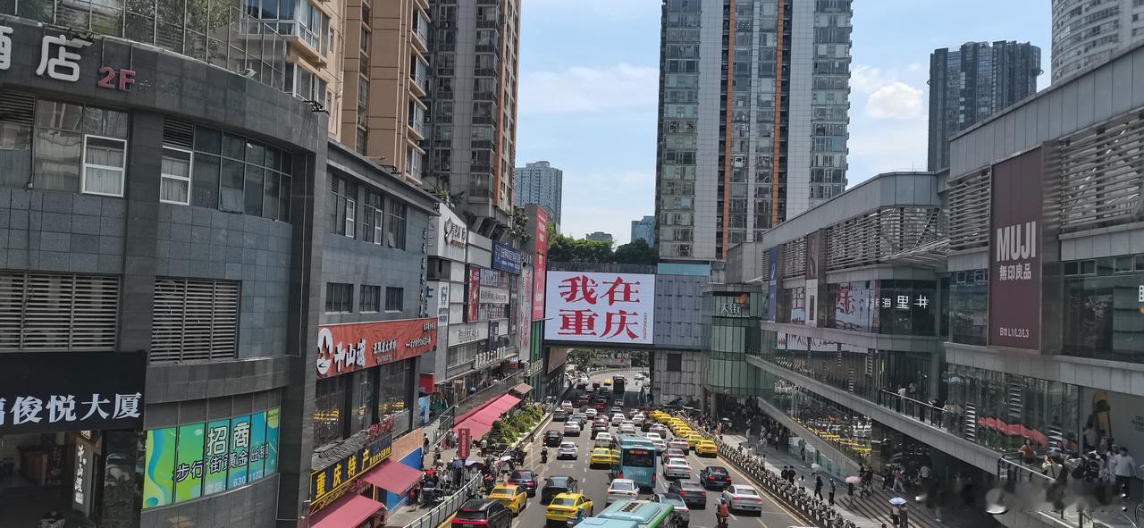 第一次来重庆观音桥，这里的商业氛围真好，除了商业产品做得好，还有就是年轻人多，最