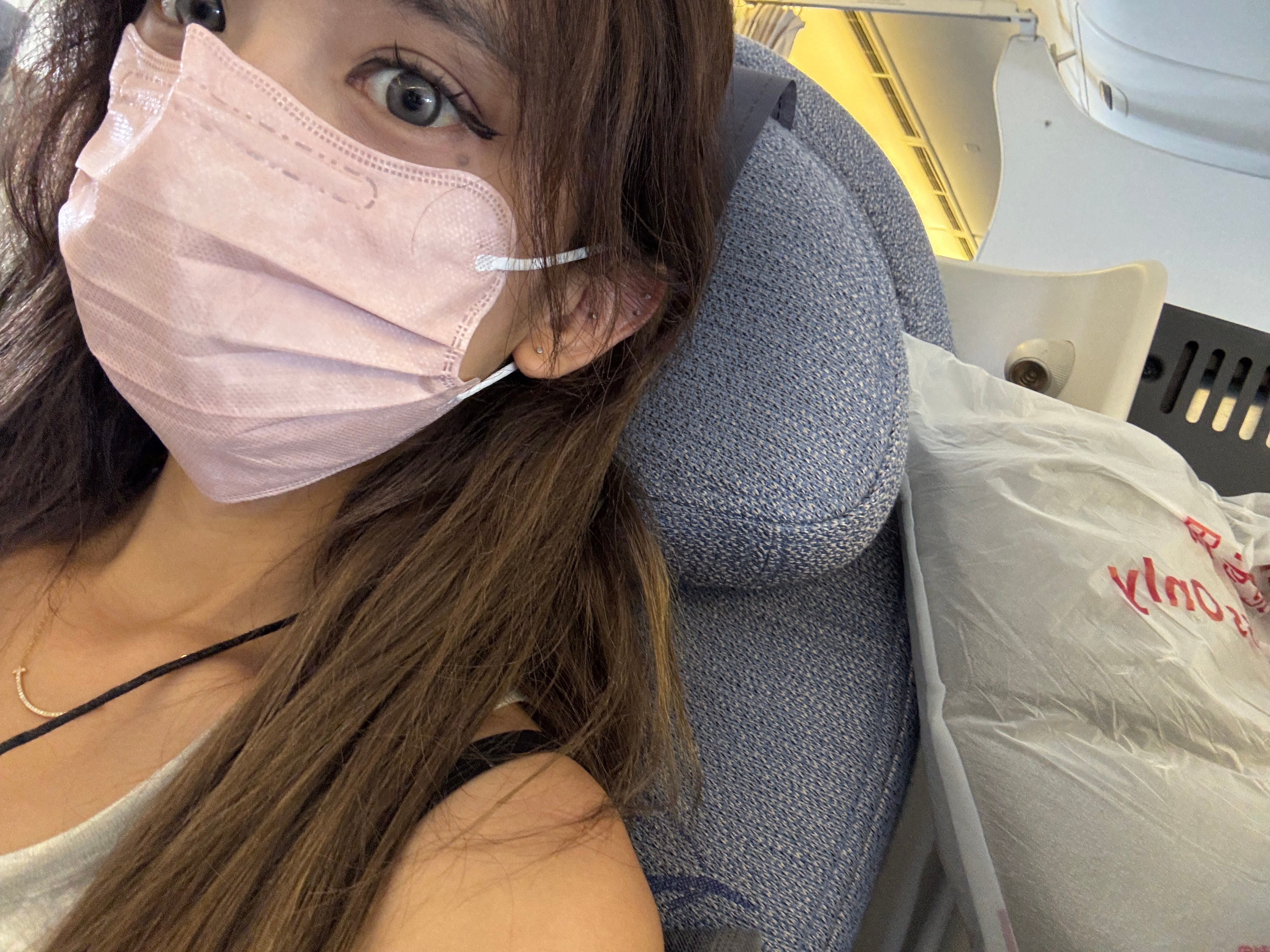 昨天飞机被取消今天差点没赶上飞机起飞前一个小时突然收到信息说给我调位置了好嘛