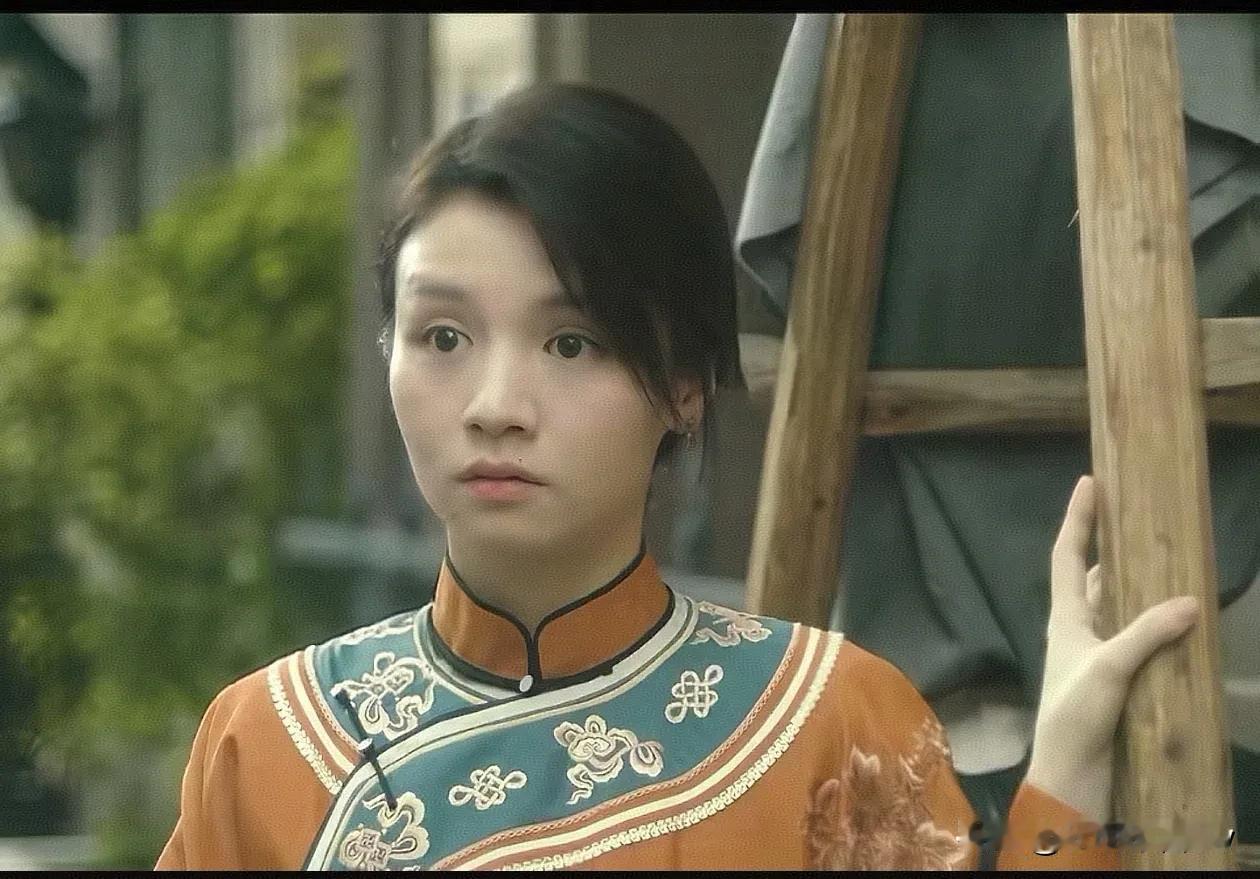 《人生若如初见》吴天白带着另一个女人要住在菽红的店里，菽红你醒醒吧，赶快远离他。