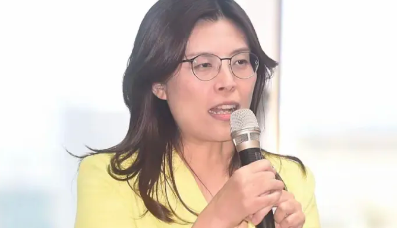 我就知道郑丽文会闲不住的，到了这个国民党生死存亡的时刻，郑丽文又站出来了，另辟蹊
